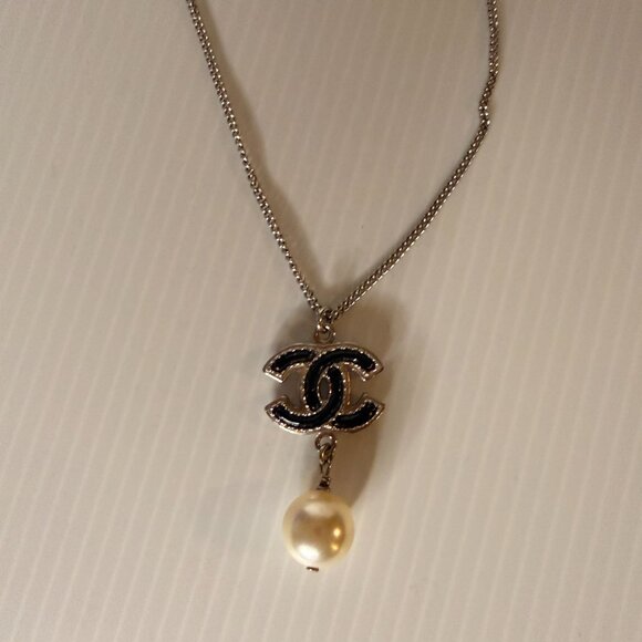 CHANEL CC LOGO PEARL DROP NECKLACE IN BLACK ENAMEL & SILVER - Picture 3 of 8